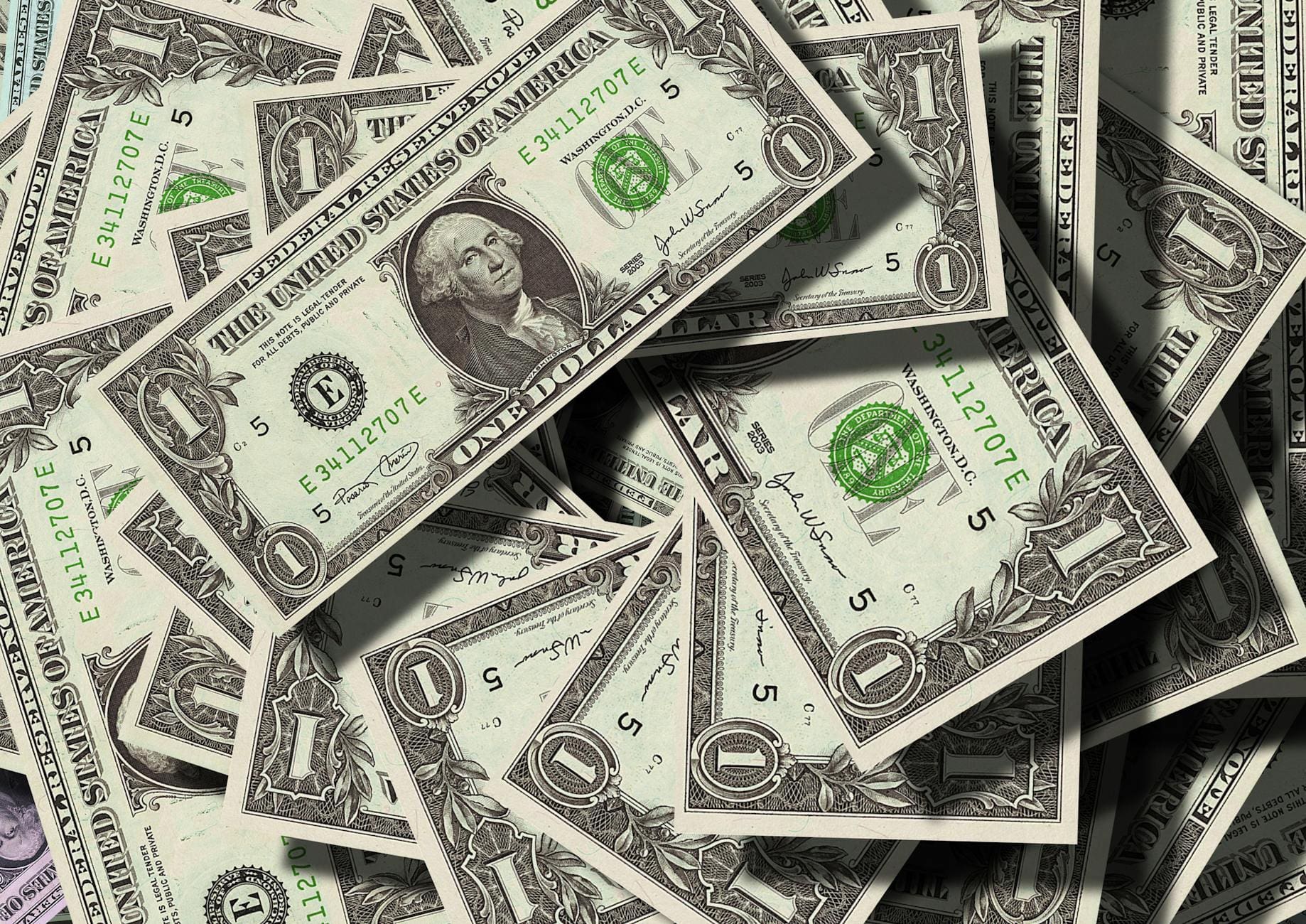 Billetes de dólar estadounidense, imagen que ilustra el relato «Así trabaja la economía»