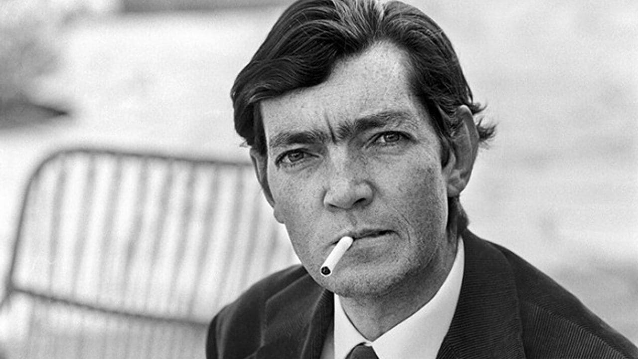 Retrato en blanco y negro de Julio Cortázar, escritor argentino, acompañando el artículo "Decálogo para escribir un cuento" en el blog de Editorial Aquitania