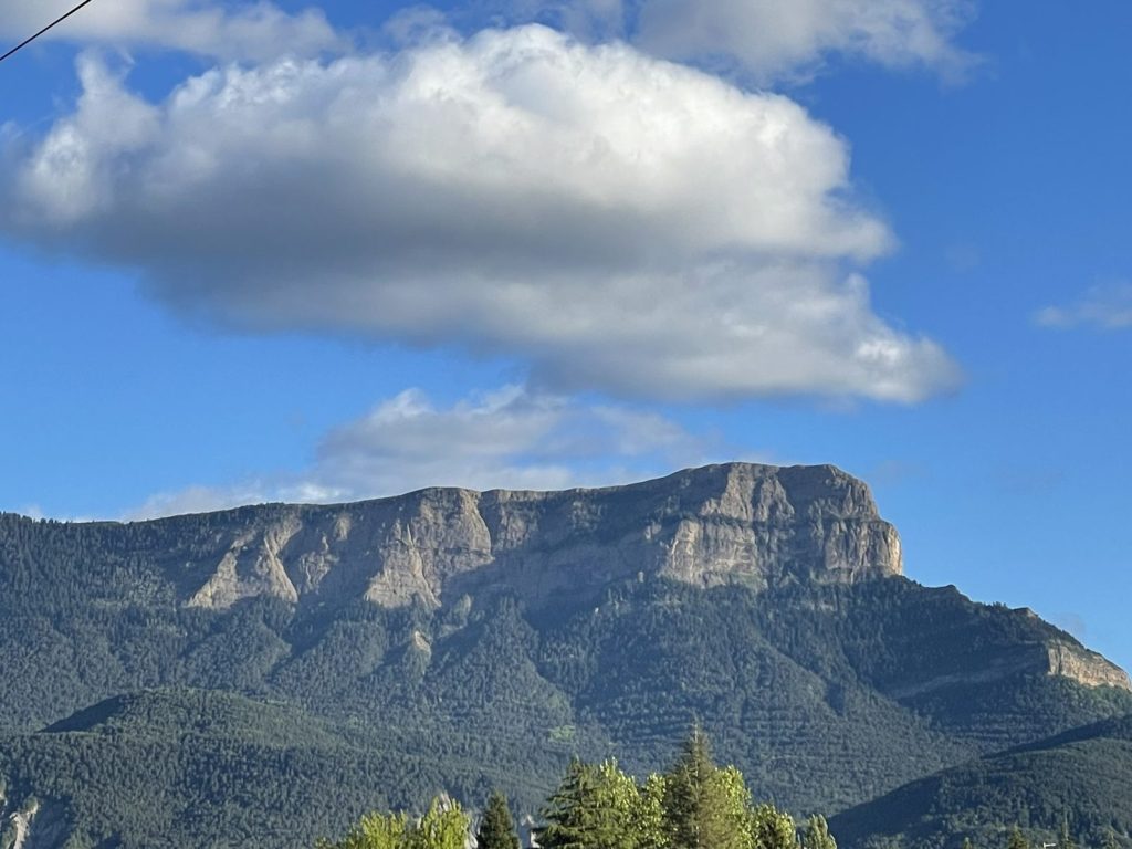 Peña Oroel bajo un cielo azul con nubes, vista desde Jaca